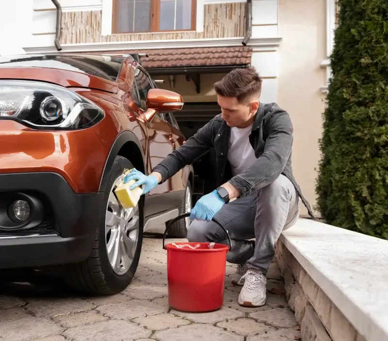 Lavage auto à domicile Vallabrègues : professionnel intervenant sur un véhicule